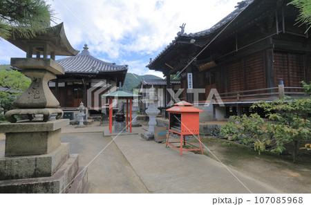 四国霊場第79番札所「天皇寺」本堂と大師堂 四国霊場第79番札所「天皇寺」本堂と大師堂 107085968