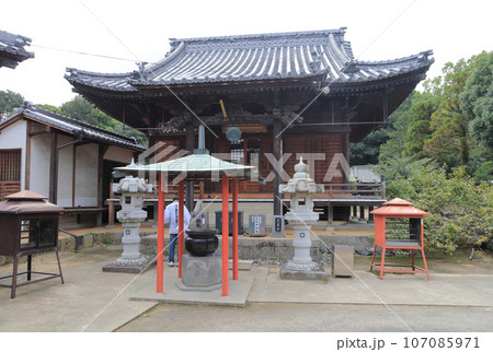 四国霊場第79番札所「天皇寺」本堂とお遍路さん 107085971