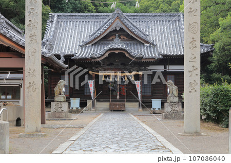 四国霊場第79番札所高照院天皇寺境内の崇徳上皇を祀る「白峰宮」 四国霊場第79番札所高照院天皇寺境内の崇徳上皇を祀る「白峰宮」 107086040