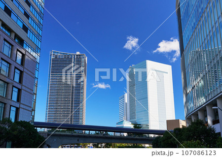横浜　桜木町駅周辺の風景 107086123
