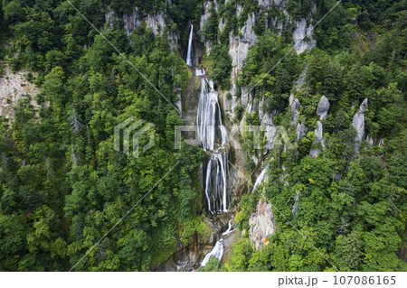 北海道 天人峡の「羽衣の滝」を空撮 107086165