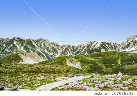 立山黒部アルペンルート 天狗平辺りより別山方面を望む 立山黒部アルペンルート 天狗平辺りより別山方面を望む 107086238