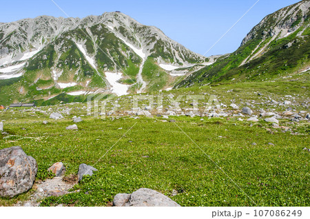 立山室堂平より雄山方面を望む 107086249