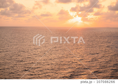 海に沈む夕陽 107086266