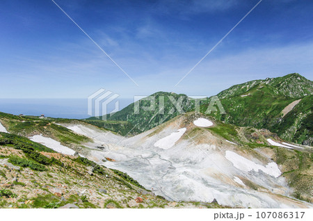 立山　エンマ台から見る大日連山 107086317