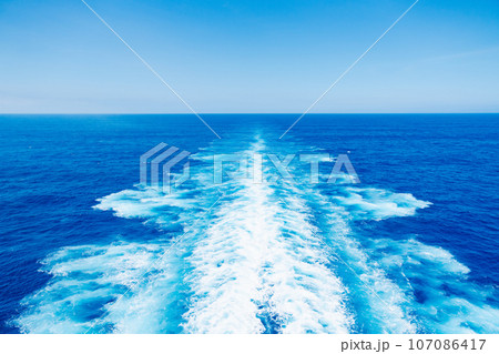 波しぶきを上げて航海をする大型船 波しぶきを上げて航海をする大型船 107086417