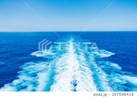 波しぶきを上げて航海をする大型船 波しぶきを上げて航海をする大型船 107086418