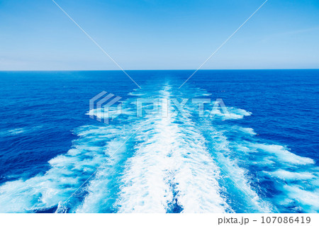 波しぶきを上げて航海をする大型船 波しぶきを上げて航海をする大型船 107086419