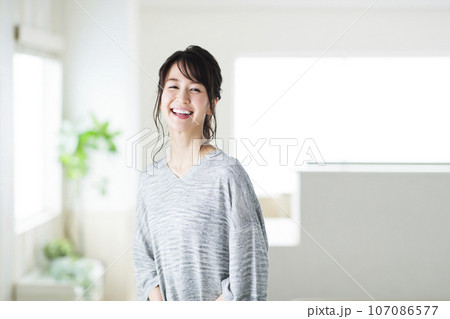 リビングでくつろぐ若い女性 リビングでくつろぐ若い女性 107086577