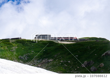 白馬頂上宿舎から白馬山荘を眺める 107086612