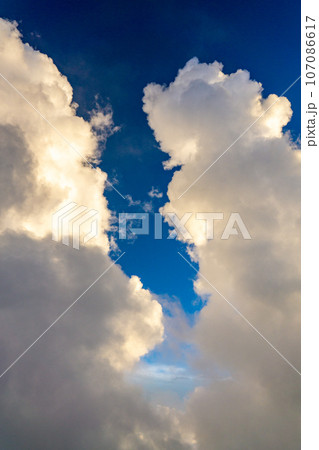 夕暮れ時の入道雲 107086617