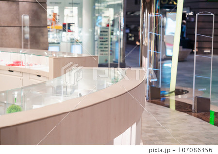 高級ブティックのショーケース 107086856