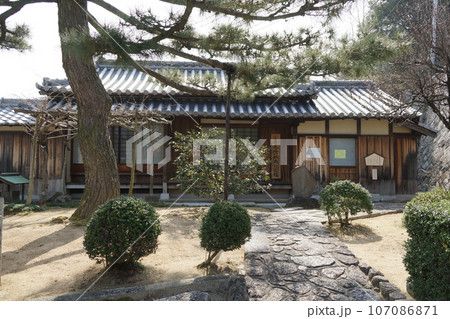 小豆島の風景　土庄町の町並み（尾崎放哉記念館） 107086871