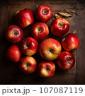 秋の収穫：テーブルに並んだりんご 107087119