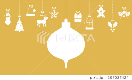 金色の背景に吊るされたクリスマスの飾り 金色の背景に吊るされたクリスマスの飾り 107087424