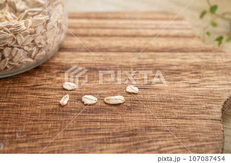 オートミールの粒　ロールドオーツ 107087454