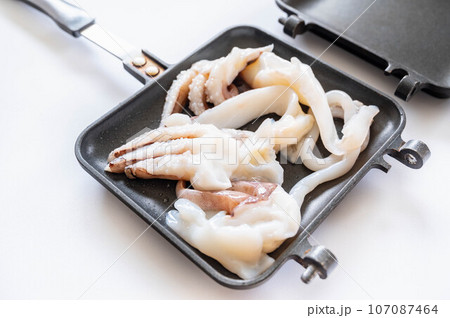 焼く前のモンゴウイカ 107087464