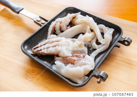 焼く前のモンゴウイカ 107087465