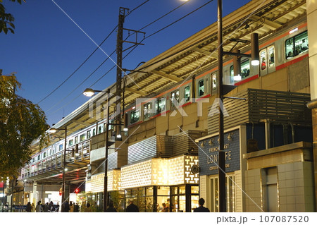 夜の高架駅 107087520