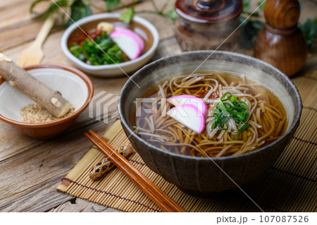 そば ( 掛け蕎麦 ) かけそば 麺料理 そば ( 掛け蕎麦 ) かけそば 麺料理 107087526