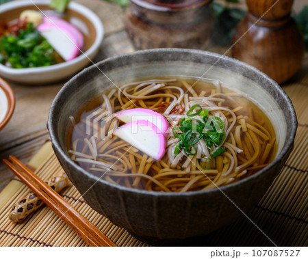 そば ( 掛け蕎麦 ) かけそば 麺料理 そば ( 掛け蕎麦 ) かけそば 麺料理 107087527