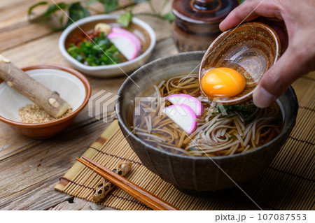 月見そば ( 掛け蕎麦 ) 月見蕎麦 麺料理 月見そば ( 掛け蕎麦 ) 月見蕎麦 麺料理 107087553