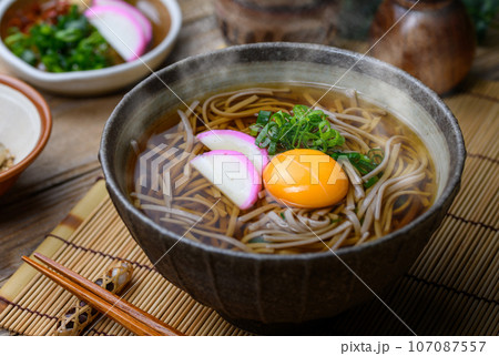 月見そば ( 掛け蕎麦 ) 月見蕎麦 麺料理 月見そば ( 掛け蕎麦 ) 月見蕎麦 麺料理 107087557