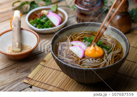 月見そば ( 掛け蕎麦 ) 月見蕎麦 麺料理 月見そば ( 掛け蕎麦 ) 月見蕎麦 麺料理 107087559