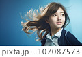 風になびく髪の毛、女子学生の未来への希望 107087573