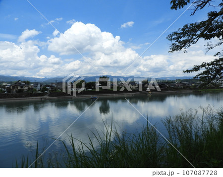 人吉城跡から眺める人吉市内と清流球磨川を見下ろす景観　　7月 107087728