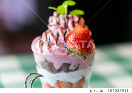 シルクアイスの苺チョコレートパフェ 107088911