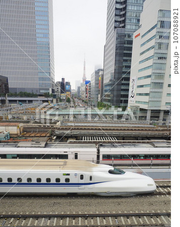 東京都 浜松町駅から見る新幹線 背景に東京タワー 9月の写真素材 [107088921] - PIXTA