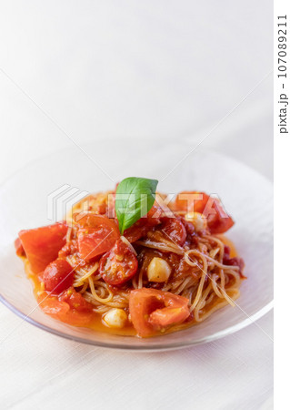 完熟トマトとモッツァレラチーズの冷製パスタ 完熟トマトとモッツァレラチーズの冷製パスタ 107089211