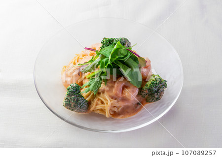 海老とブロッコリーのトマトクリームパスタ 海老とブロッコリーのトマトクリームパスタ 107089257