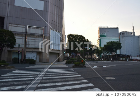 夏の早朝の仙台駅前　宮城 107090045