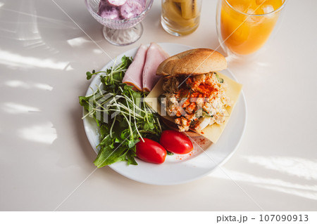 ポテサラをアレンジしたホットベーグルサンドの朝食 107090913