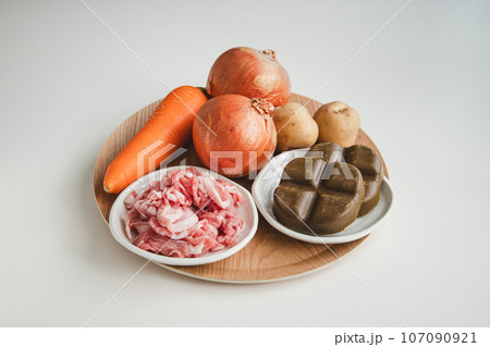 家庭的なカレーの基本の食材(豚コマ切れ肉・玉ねぎ・人参・じゃがいも・カレールー) 家庭的なカレーの基本の食材(豚コマ切れ肉・玉ねぎ・人参・じゃがいも・カレールー) 107090921