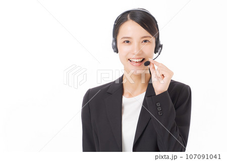 ヘッドセットをつけた女性の写真 107091041