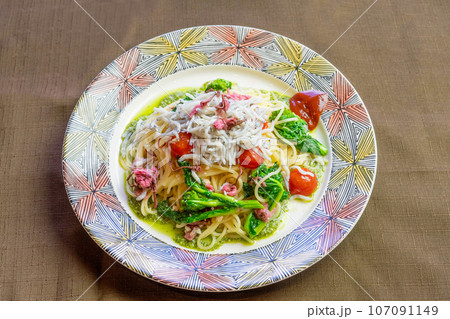 釜揚げしらすと菜の花の桜ペペロンチーノ 107091149