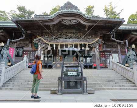 参拝する女性（高尾山　高尾山薬王院　大本堂） 107091159