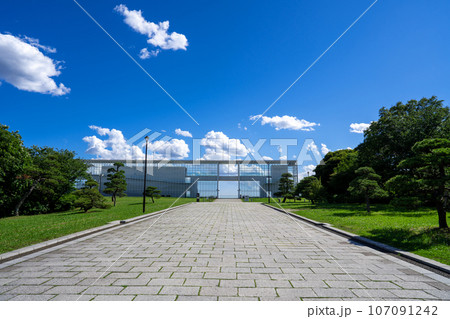 葛西臨海公園の展望レストハウス　クリスタルビューを横で遠くから見た風景 107091242