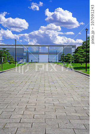 葛西臨海公園の展望レストハウス　クリスタルビューを縦で遠くから見た風景 107091243