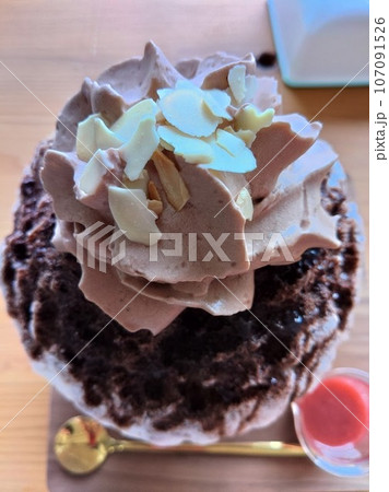 チョコレートに覆われた高級カキ氷 チョコレートに覆われた高級カキ氷 107091526