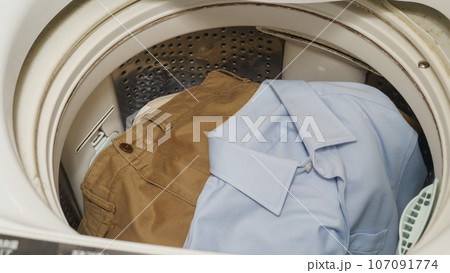 洗濯物の入った洗濯機 107091774