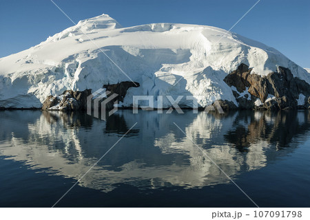 Lemaire strait coastal landscape, mountains and icebergs, Antarctic Peninsula, Antartica. 107091798