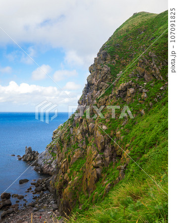 北海道稚内市から南西方向の日本海に浮かぶ火山島である利尻島の鴛泊港近くにあるペシ岬の荒波に削られた崖 107091825
