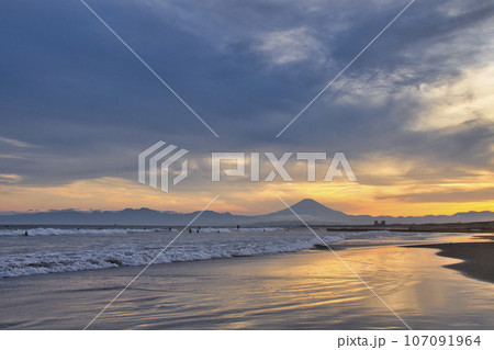 【藤沢市】鵠沼海岸の夕暮れ 107091964