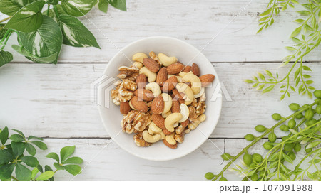 3種類のミックスナッツ|クルミ・アーモンド・カシューナッツ 3種類のミックスナッツ|クルミ・アーモンド・カシューナッツ 107091988