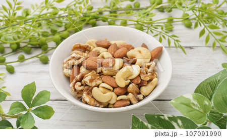 3種類のミックスナッツ｜クルミ・アーモンド・カシューナッツ 107091990