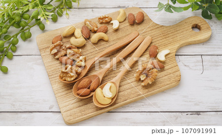 3種類のミックスナッツ｜クルミ・アーモンド・カシューナッツ 107091991